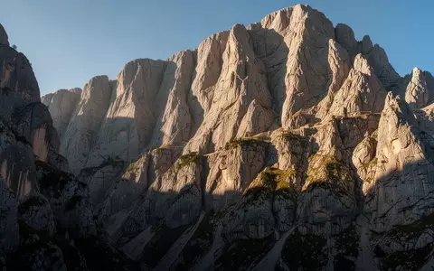 Steile, zerklüftete Kalksteinfelswand im Hochgebirge bei natürlichem Sonnenlicht. - Foto: über boerse-global.de