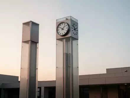 Ein minimalistischer, moderner Uhrturm vor einem klaren Morgenhimmel symbolisiert den Zeitverlauf und strukturelle Veränderungen. - Foto: über boerse-global.de
