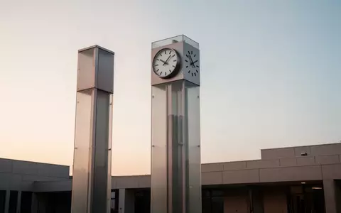 Ein minimalistischer, moderner Uhrturm vor einem klaren Morgenhimmel symbolisiert den Zeitverlauf und strukturelle Veränderungen. - Foto: über boerse-global.de