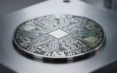 Nahaufnahme eines Silizium-Wafers mit komplexen Schaltkreisstrukturen auf einer metallischen Oberfläche in einem Labor. - Foto: über boerse-global.de