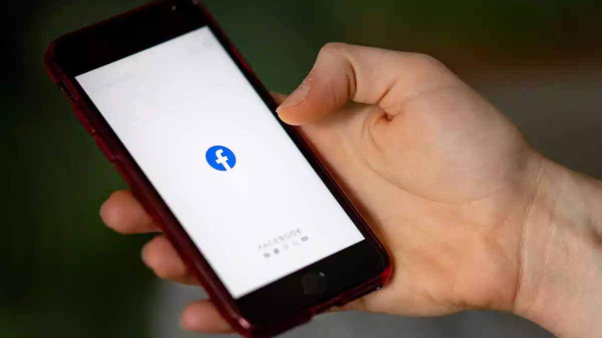 Der Datenschutz-Skandal um Cambridge Analytica wirkt für den Facebook-Konzern immer noch nach. (Archivbild) - Bild: Fabian Sommer/dpa