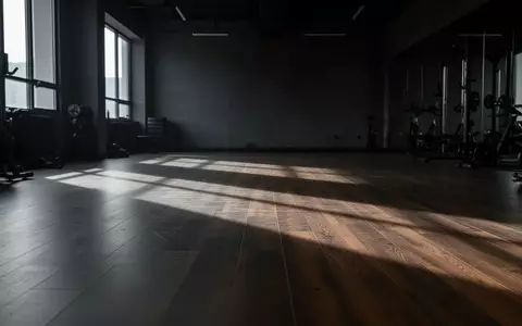 Ein minimalistischer, leerer Fitnessraum mit hellem Holzboden und weichem Lichteinfall. - Foto: über boerse-global.de