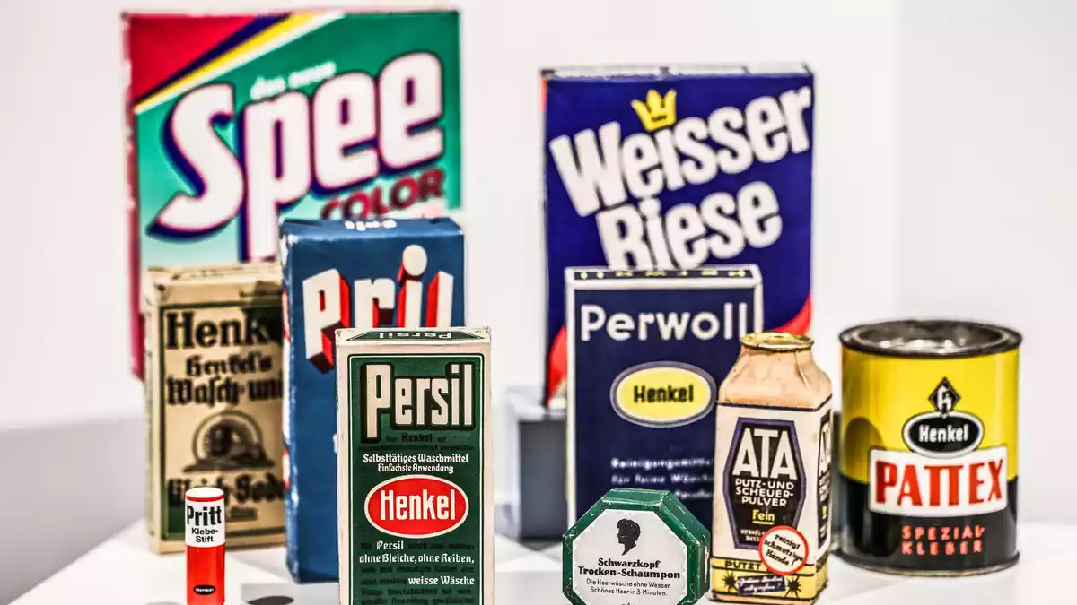 Ein Reihe historischer Produktverpackungen bekannter Henkel-Produkte. - Bild: Oliver Berg/dpa