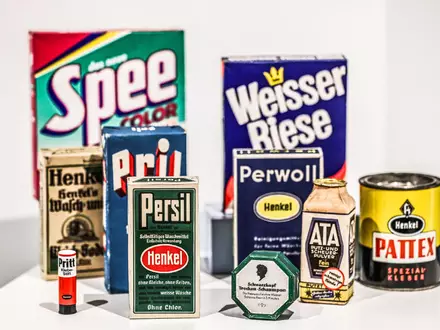 Ein Reihe historischer Produktverpackungen bekannter Henkel-Produkte. - Foto: Oliver Berg/dpa