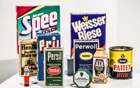 Ein Reihe historischer Produktverpackungen bekannter Henkel-Produkte. - Foto: Oliver Berg/dpa