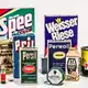 Ein Reihe historischer Produktverpackungen bekannter Henkel-Produkte. - Bild: Oliver Berg/dpa