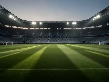 Ein leeres, professionelles Fußballstadion bei Dämmerung mit perfekt gepflegtem Rasen und atmosphärischer Beleuchtung. - Foto: über boerse-global.de