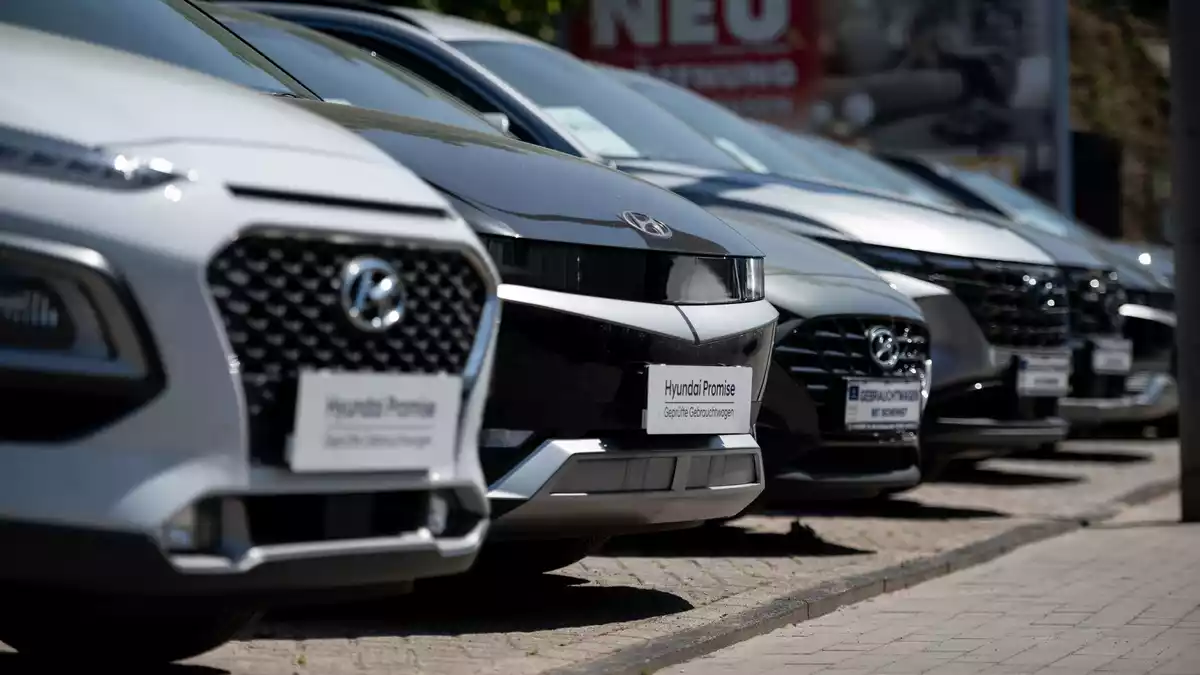 Die Preise für gebrauchte Elektroautos haben angezogen. (Archivbild) - Bild: Fabian Strauch/dpa