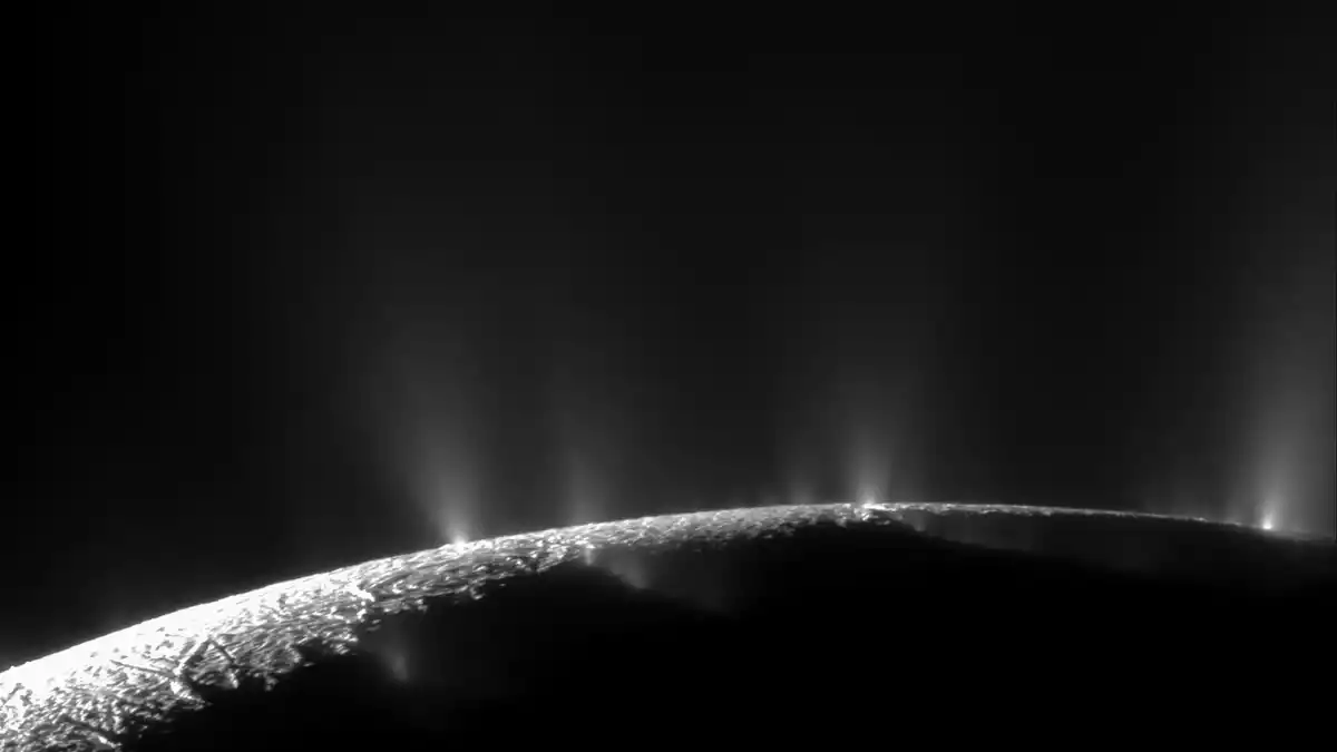 Geysire am Südpol des Saturnmondes schleudern Wasserdampf und Eiskörner Hunderte Kilometer hoch ins Weltall. (Archivbild) - Bild: picture alliance / dpa
