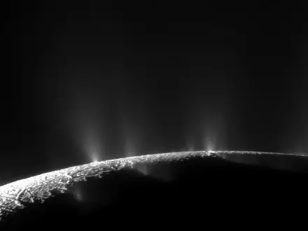 Geysire am Südpol des Saturnmondes schleudern Wasserdampf und Eiskörner Hunderte Kilometer hoch ins Weltall. (Archivbild) - Foto: picture alliance / dpa