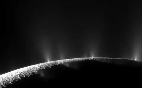 Geysire am Südpol des Saturnmondes schleudern Wasserdampf und Eiskörner Hunderte Kilometer hoch ins Weltall. (Archivbild) - Foto: picture alliance / dpa