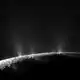 Geysire am Südpol des Saturnmondes schleudern Wasserdampf und Eiskörner Hunderte Kilometer hoch ins Weltall. (Archivbild) - Bild: picture alliance / dpa