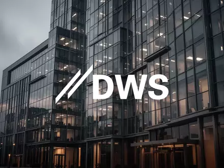 Moderne Bürofassade in der Dämmerung, die eine ruhige und abwartende Marktstimmung im Immobiliensektor symbolisiert. - Foto: über boerse-global.de