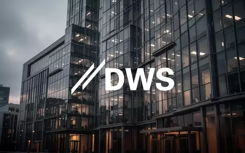 Moderne Bürofassade in der Dämmerung, die eine ruhige und abwartende Marktstimmung im Immobiliensektor symbolisiert. - Foto: über boerse-global.de