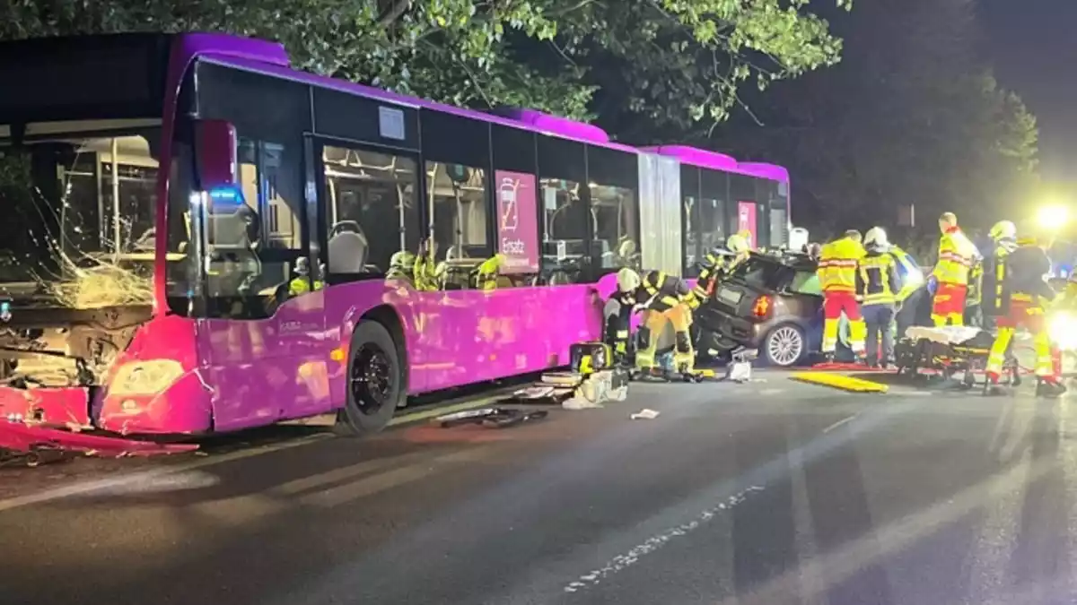 POL-BO: Verkehrsunfall mit mindestens fünf verletzten Personen und Unfallflucht in Witten - Zeugen gesucht - Bild: presseportal.de