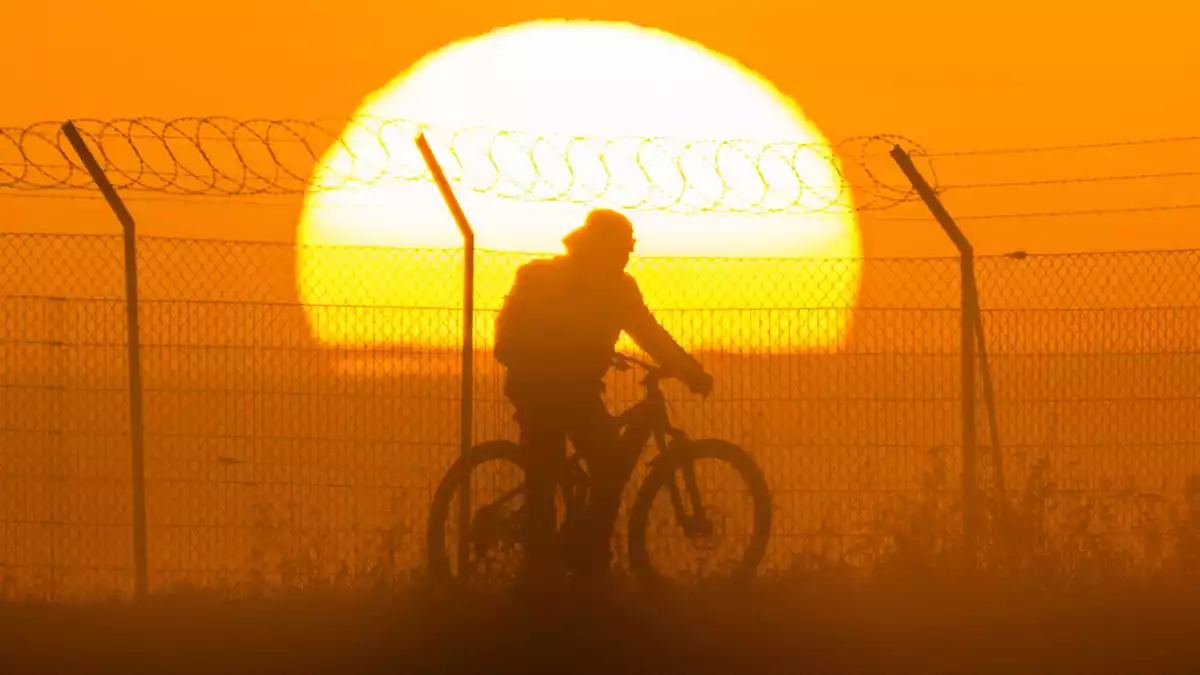 Am Wochenende wird es noch einmal sommerlich in Deutschland – im Südwesten sogar mit Temperaturen über 30 Grad. - Bild: Julian Stratenschulte/dpa