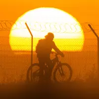 Am Wochenende wird es noch einmal sommerlich in Deutschland – im Südwesten sogar mit Temperaturen über 30 Grad. - Foto: Julian Stratenschulte/dpa