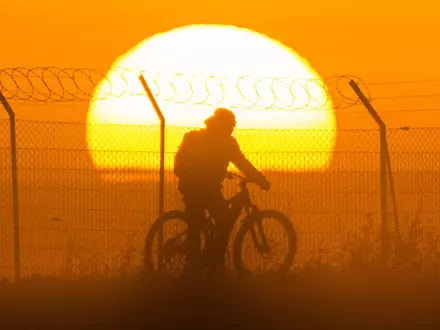 Am Wochenende wird es noch einmal sommerlich in Deutschland – im Südwesten sogar mit Temperaturen über 30 Grad. - Foto: Julian Stratenschulte/dpa