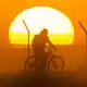 Am Wochenende wird es noch einmal sommerlich in Deutschland – im Südwesten sogar mit Temperaturen über 30 Grad. - Bild: Julian Stratenschulte/dpa