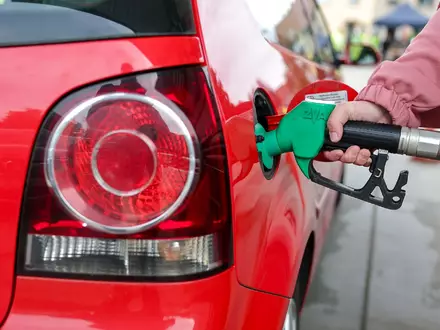 Autofahrer sollen vom Tankrabatt profitieren. (Symbolbild) - Foto: Jan Woitas/dpa