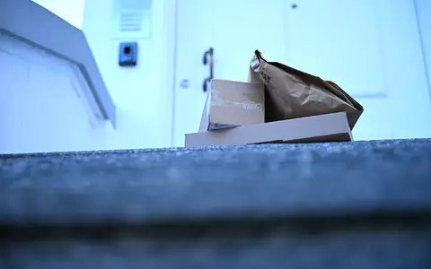 Da sind sie ja, die Pakete. Einen großen Teil der Pakete legen Zusteller inzwischen vor den Haustüren ab. - Foto: Wolf von Dewitz/dpa