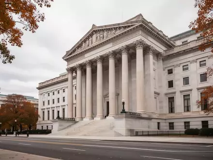 Die Fassade eines neoklassizistischen Regierungsgebäudes in Washington D.C. unter einem bewölkten Himmel. - Foto: über boerse-global.de