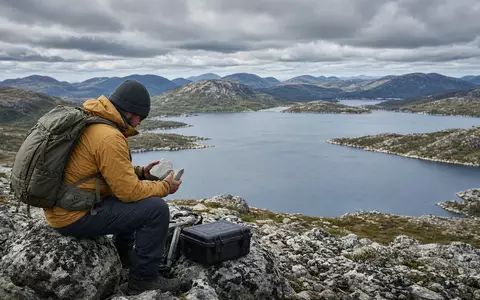 Geologe bei der Untersuchung von Gesteinsproben in einer abgelegenen kanadischen Landschaft nahe einem See. - Foto: über boerse-global.de