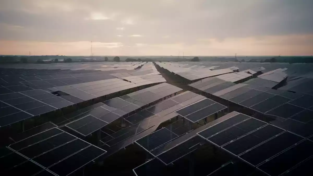 Invesco Solar ETF unter Druck: Zinsen belasten den Solarsektor