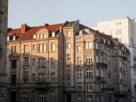 Fassade eines Berliner Mietshauses in der Abendsonne als Symbol für den Wohnungsmarkt. - Foto: über boerse-global.de