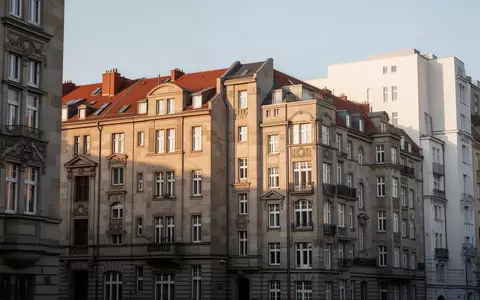Fassade eines Berliner Mietshauses in der Abendsonne als Symbol für den Wohnungsmarkt. - Foto: über boerse-global.de