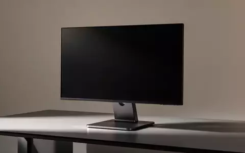 Ein minimalistischer Arbeitsbereich mit einem leeren, hochwertigen Monitorständer vor einem neutralen, sanft beleuchteten Hintergrund. - Foto: über boerse-global.de