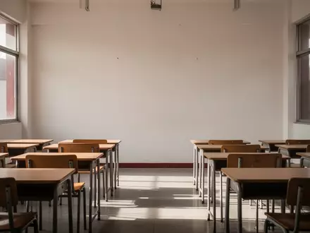 Ein heller, leerer Klassenraum in einer mexikanischen Schule mit Blick auf die Sitzreihen und einfallendem Tageslicht. - Foto: über boerse-global.de