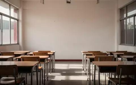 Ein heller, leerer Klassenraum in einer mexikanischen Schule mit Blick auf die Sitzreihen und einfallendem Tageslicht. - Foto: über boerse-global.de
