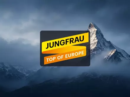 Majestätische, schneebedeckte Berggipfel in einer stimmungsvollen, nebligen Berglandschaft. - Foto: über boerse-global.de