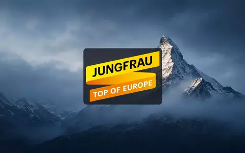 Majestätische, schneebedeckte Berggipfel in einer stimmungsvollen, nebligen Berglandschaft. - Foto: über boerse-global.de