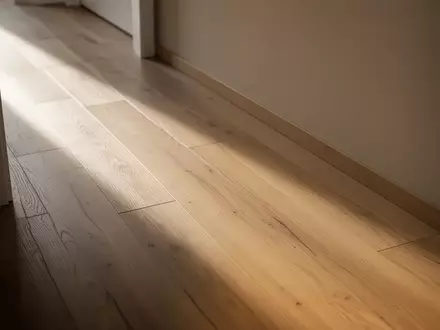 Ein sauberer Holzboden in einem Flur mit einfallendem Tageslicht und Schattenwurf. - Foto: über boerse-global.de