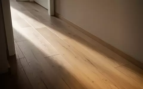 Ein sauberer Holzboden in einem Flur mit einfallendem Tageslicht und Schattenwurf. - Foto: über boerse-global.de