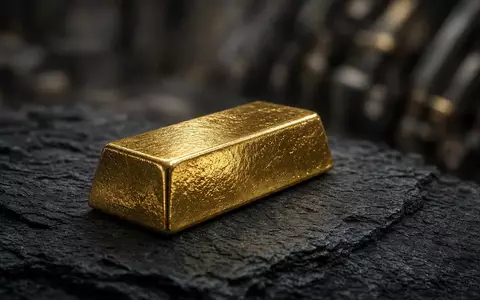 Ein einzelner Goldbarren auf einer dunklen Schieferplatte in einem Tresorraum. - Foto: über boerse-global.de