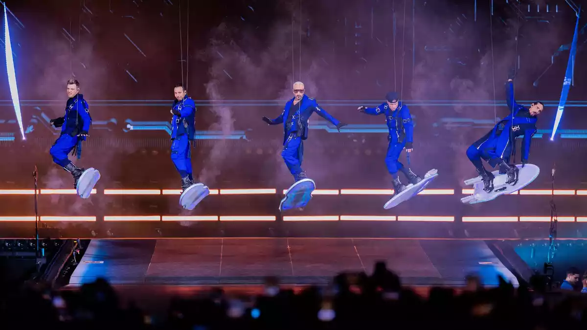 Die Show der Backstreet Boys begann schwebend unter dem Stadiondach. - Bild: Rolf Vennenbernd/dpa