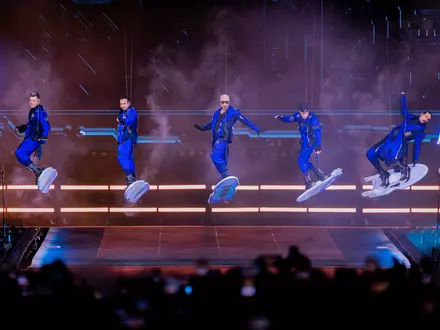 Die Show der Backstreet Boys begann schwebend unter dem Stadiondach. - Foto: Rolf Vennenbernd/dpa