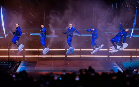 Die Show der Backstreet Boys begann schwebend unter dem Stadiondach. - Foto: Rolf Vennenbernd/dpa