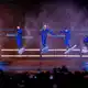 Die Show der Backstreet Boys begann schwebend unter dem Stadiondach. - Bild: Rolf Vennenbernd/dpa