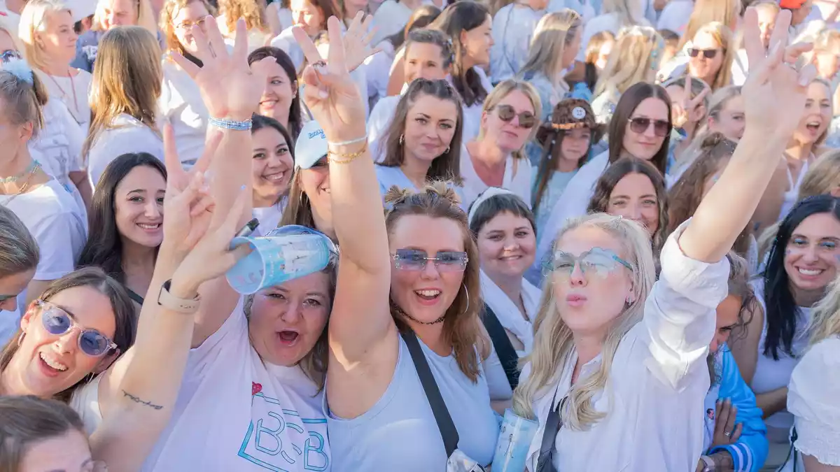 Auf Bitte der Band sind die allermeisten Fans in Weiß und Hellblau gekommen, den Farben des Albums. - Bild: Rolf Vennenbernd/dpa