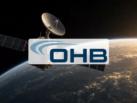Ein hochmoderner Satellit im Weltraum bei Sonnenaufgang, der technologischen Fortschritt und Luftfahrt symbolisiert. - Foto: über boerse-global.de