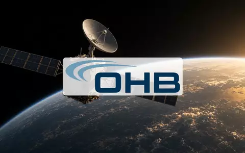 Ein hochmoderner Satellit im Weltraum bei Sonnenaufgang, der technologischen Fortschritt und Luftfahrt symbolisiert. - Foto: über boerse-global.de