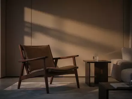 Ein schattiges, modern eingerichtetes Wohnzimmer in der Dämmerung, das eine Atmosphäre der Ruhe und Isolation vermittelt. - Foto: über boerse-global.de