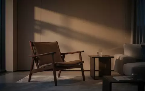 Ein schattiges, modern eingerichtetes Wohnzimmer in der Dämmerung, das eine Atmosphäre der Ruhe und Isolation vermittelt. - Foto: über boerse-global.de