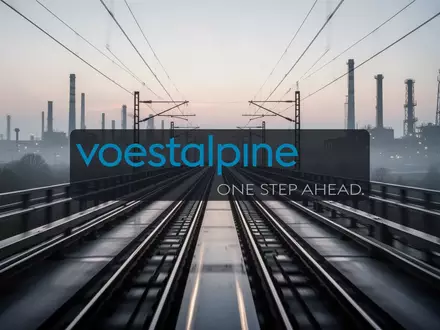 Moderne Hochgeschwindigkeits-Bahngleise in einer industriellen Landschaft bei Sonnenaufgang. - Foto: über boerse-global.de