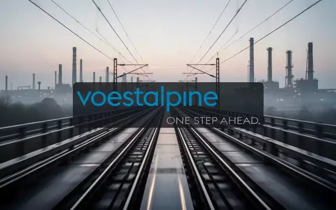 Moderne Hochgeschwindigkeits-Bahngleise in einer industriellen Landschaft bei Sonnenaufgang. - Foto: über boerse-global.de