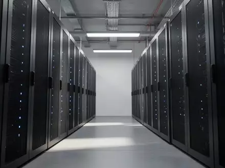 Ein minimalistischer, moderner Serverraum mit matten Serverschränken und dezenten blauen Status-LEDs. - Foto: über boerse-global.de